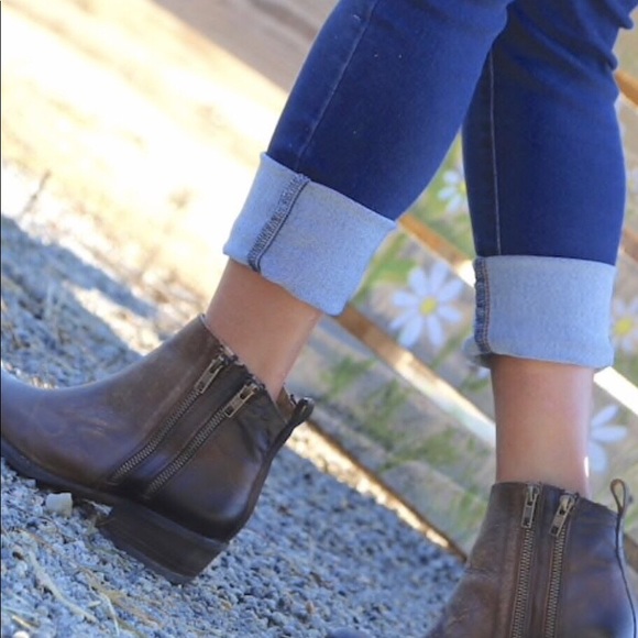 Circle G Burnish Brown Double Zipper Bootie - Picture 3 of 3
